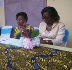 De gauche à droite: Directrice de l´école, Mme E-ABADA et la Délégué Régionale de la Santé du Centre: cliquer pour aggrandir