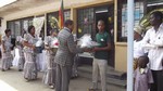 Remise de cadeaux aux refugiés par le Délégué de la Santé du Littoral: cliquer pour aggrandir